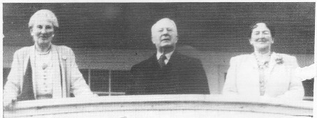 Konsul Finn Bugge og familie på verandaen